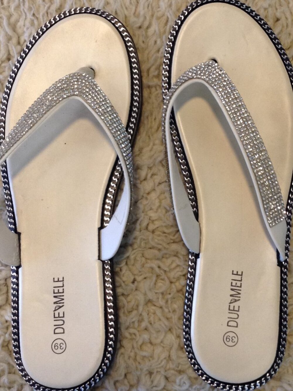 NWOT Due Mele Beige Rhinestone Flip Flops Size 39/8.5 Bling Beachcore Vacation
